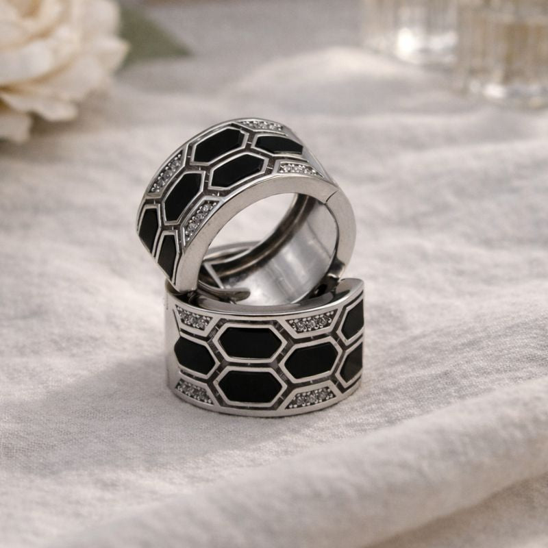 Cercei arginti cu detalii negre și cristale – design geometric elegant