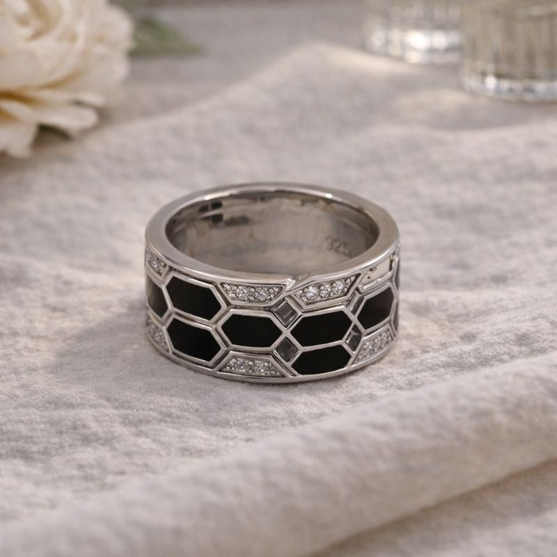 Inel din Argint 925 cu Email Negru și Zirconii – Design Geometric Elegant
