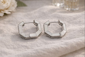 Cercei din Argint 925 cu email alb – design geometric elegant