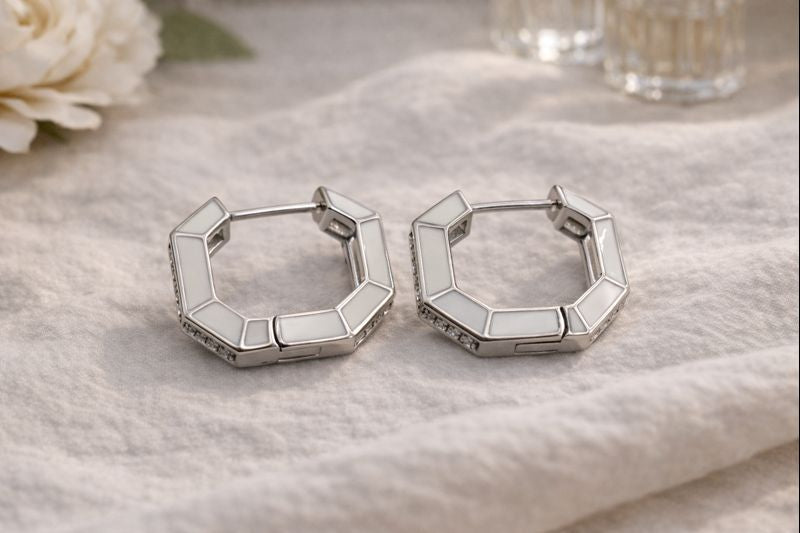 Cercei din Argint 925 cu email alb – design geometric elegant