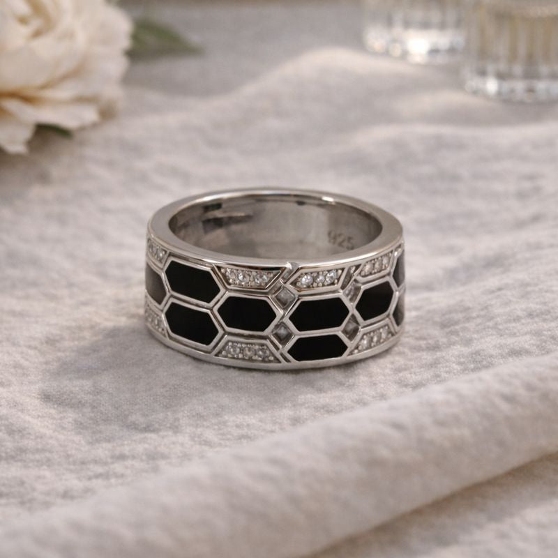 Inel din Argint 925 cu Email Negru și Zirconii – Design Geometric Elegant