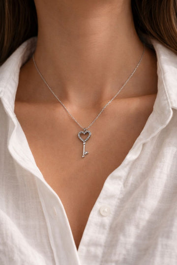 Colier din argint 925 cu pandantiv cheie în formă de inimă – simbol al iubirii și misterului
