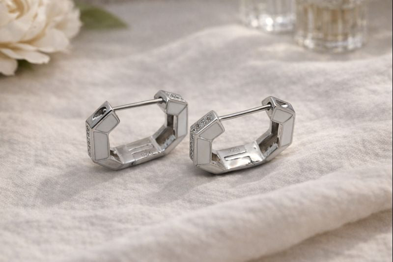 Cercei din Argint 925 cu email alb – design geometric elegant