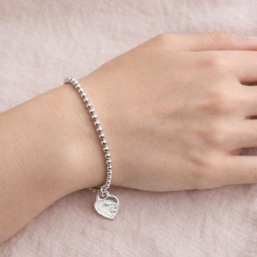 Brățară din argint 925 cu biluțe și pandantiv inimă gravată – eleganță clasică inspirată de stilul iconic