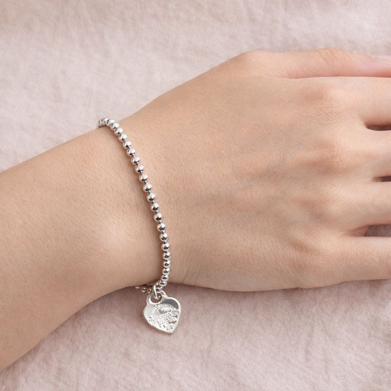 Brățară din argint 925 cu biluțe și pandantiv inimă gravată – eleganță clasică inspirată de stilul iconic