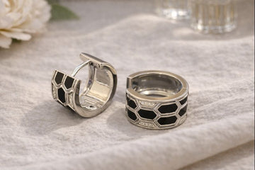 Cercei arginti cu detalii negre și cristale – design geometric elegant