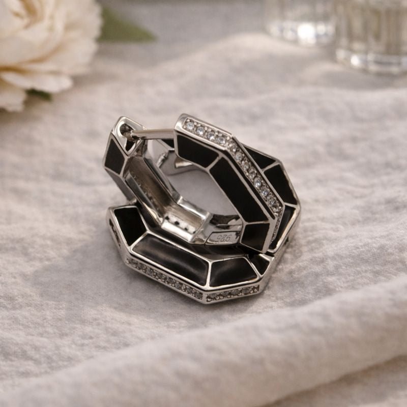 Cercei din Argint 925 cu Email Negru și Pietre Cubic Zirconia – Design Geometric Modern