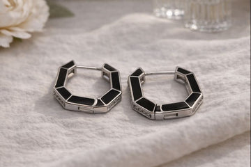 Cercei din Argint 925 cu Email Negru și Pietre Cubic Zirconia – Design Geometric Modern