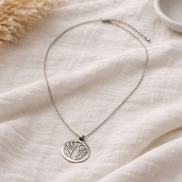 Colier din argint 925 cu pandantiv aripi de înger – simbol al protecției și speranței