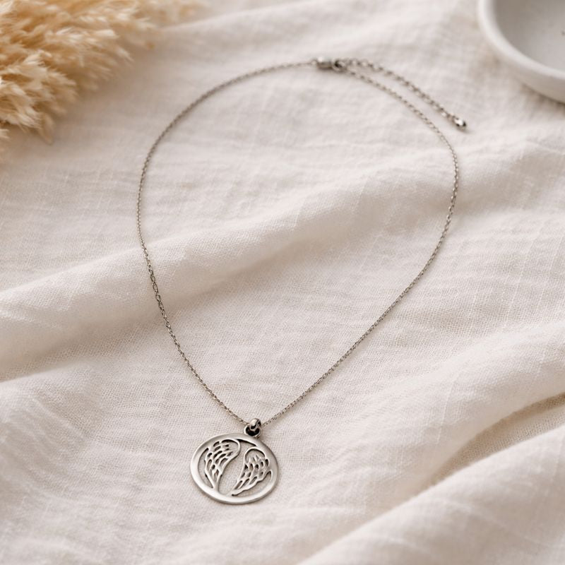 Colier din argint 925 cu pandantiv aripi de înger – simbol al protecției și speranței