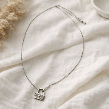 Colier din argint 925 cu pandantiv lacăt – simbol al iubirii și încrederii