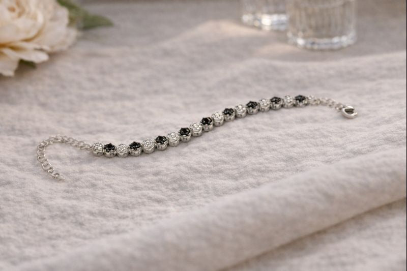 Brățară din argint 925 cu model fagure și pietre zirconiu alb-negru – contrast elegant și rafinament