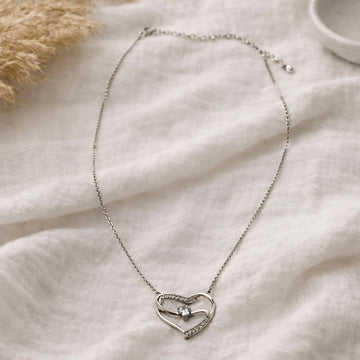 Colier din argint 925 cu pandantiv inimă dublă și zirconiu central – simbol al iubirii eterne