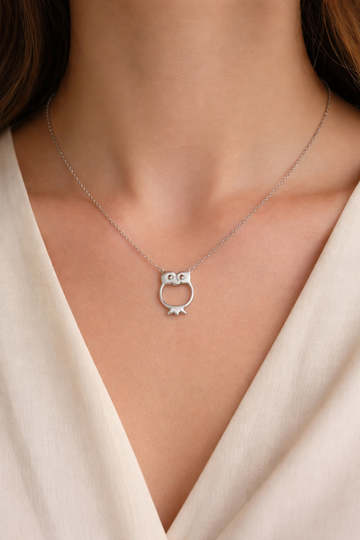 Colier din argint 925 cu pandantiv bufniță – simbol al înțelepciunii și eleganței