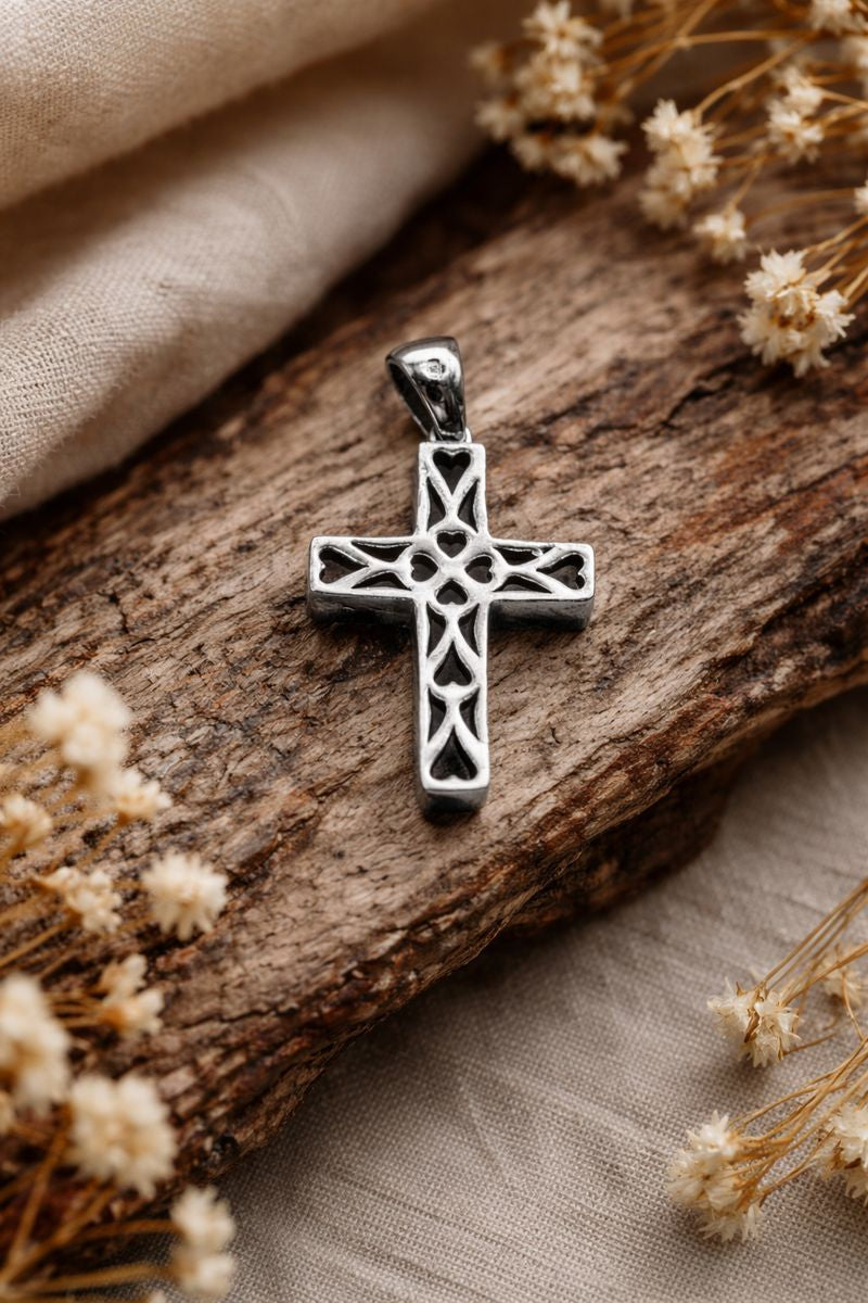Pandantiv din argint 925 în formă de cruce cu model filigranat – simbol al credinței și rafinamentului
