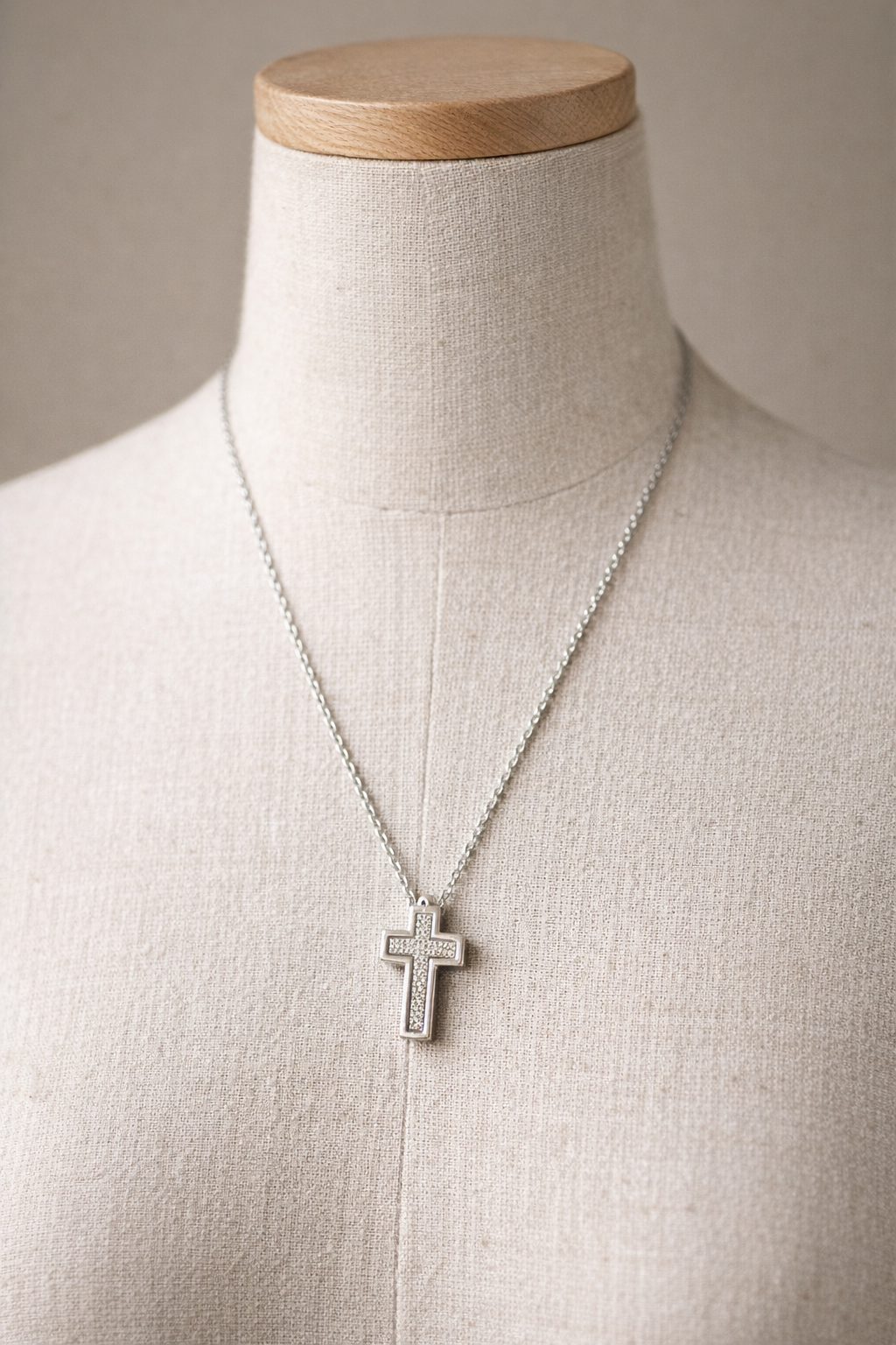 Colier din argint 925 cu pandantiv cruce încrustată cu zirconii – simbol al eleganței și credinței