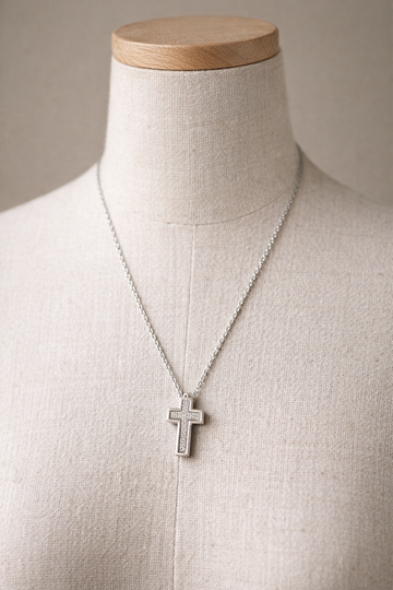 Colier din argint 925 cu pandantiv cruce încrustată cu zirconii – simbol al eleganței și credinței