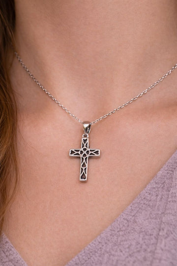 Pandantiv din argint 925 în formă de cruce cu model filigranat – simbol al credinței și rafinamentului